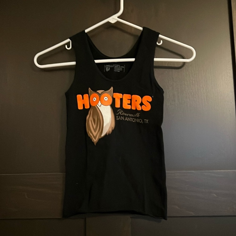 Hooters tank top